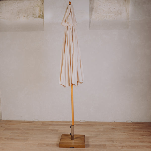 Parasol beige et pied lesté bois